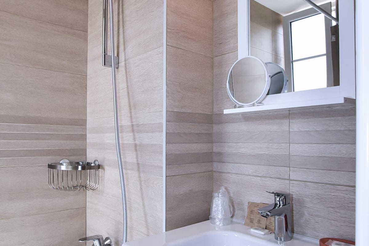 shower, free toiletries, hair dryer, towels