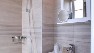 Douche, articles de toilette gratuits, sĂšche-cheveux