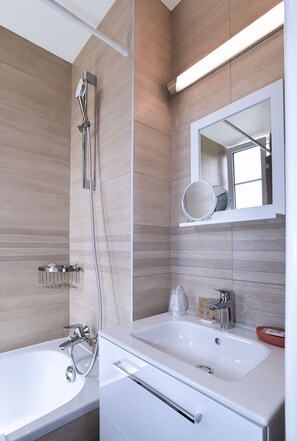 Shower, free toiletries, hair dryer, towels - Hôtel Villa Sorel (Boulogne-Billancourt)