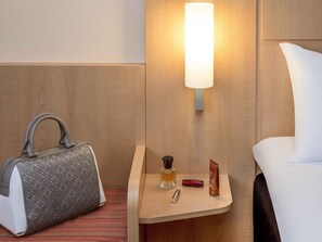 Escritorio, tabla de planchar con plancha, wifi gratis y ropa de cama