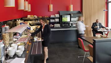 Daily continental breakfast (EUR 17.00 per person)