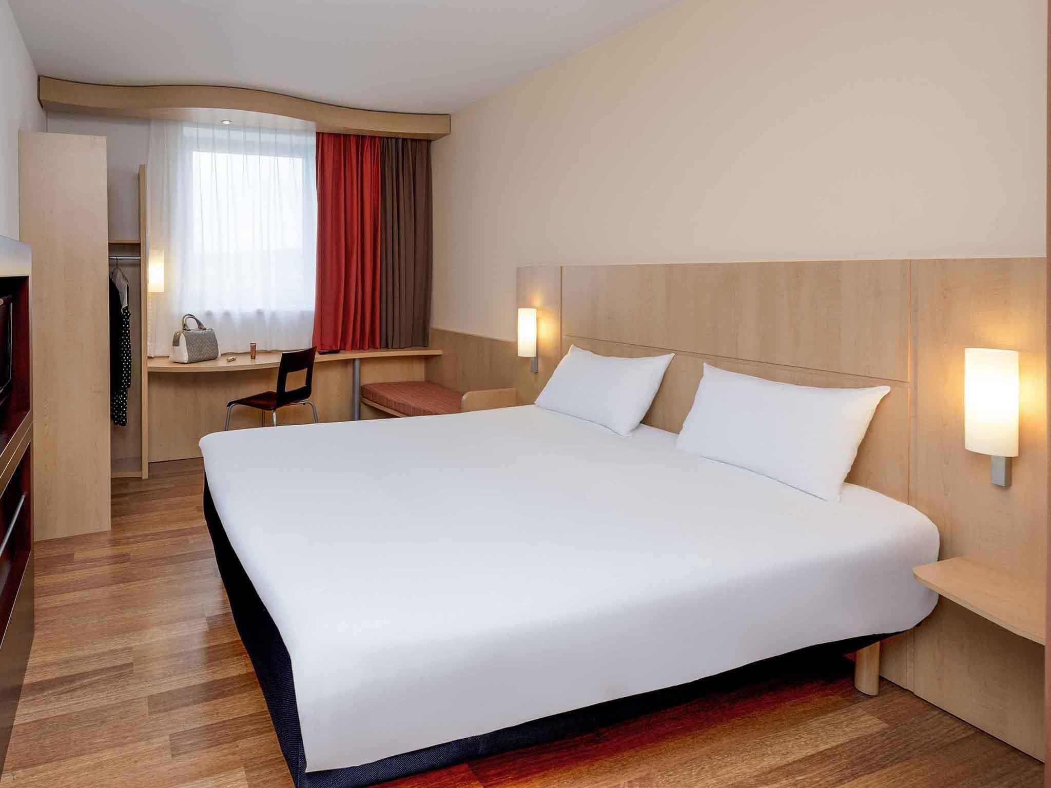 Habitación, 1 cama matrimonial | Escritorio, tabla de planchar con plancha, wifi gratis y ropa de cama 