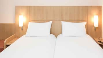 Habitación, 2 camas individuales | Escritorio, tabla de planchar con plancha, wifi gratis y ropa de cama