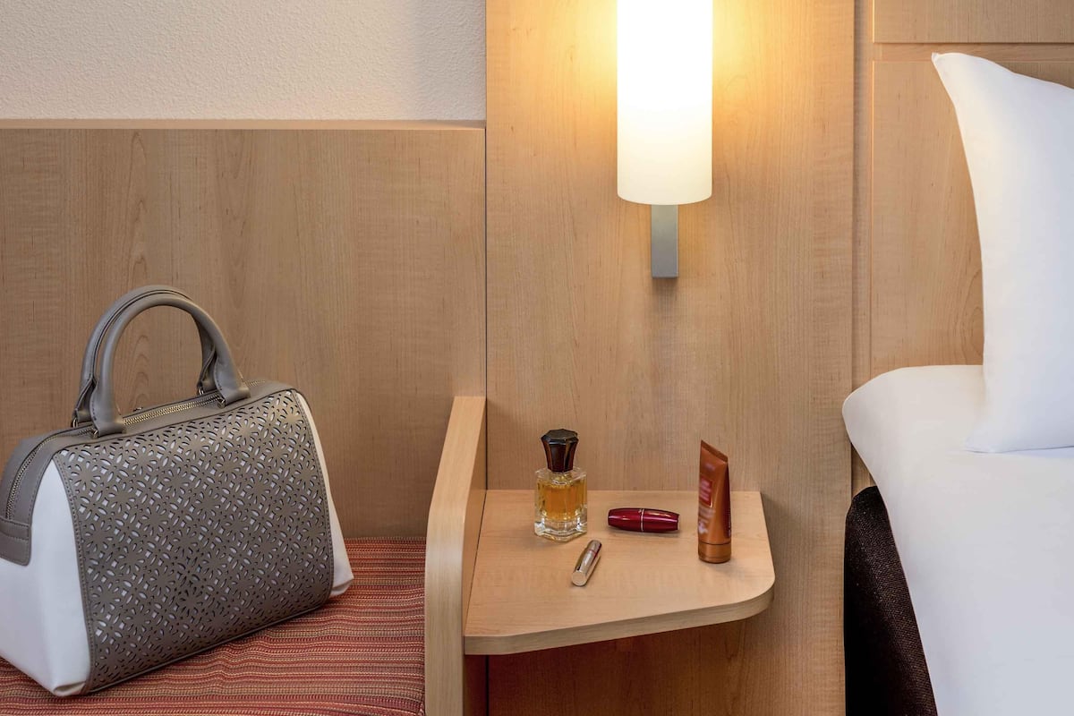 Escritorio, tabla de planchar con plancha, wifi gratis y ropa de cama