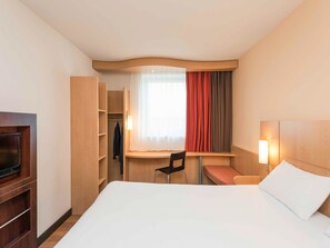Escritorio, tabla de planchar con plancha, wifi gratis y ropa de cama
