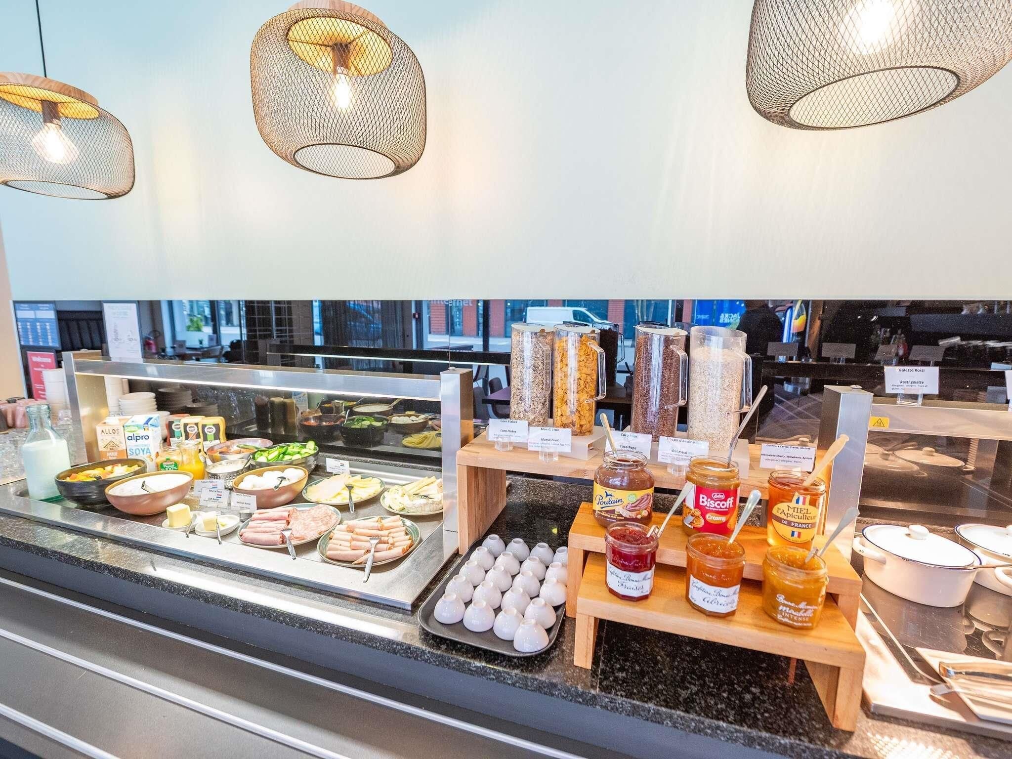 Een ontbijtbuffet met diverse gerechten en toevoegingen.