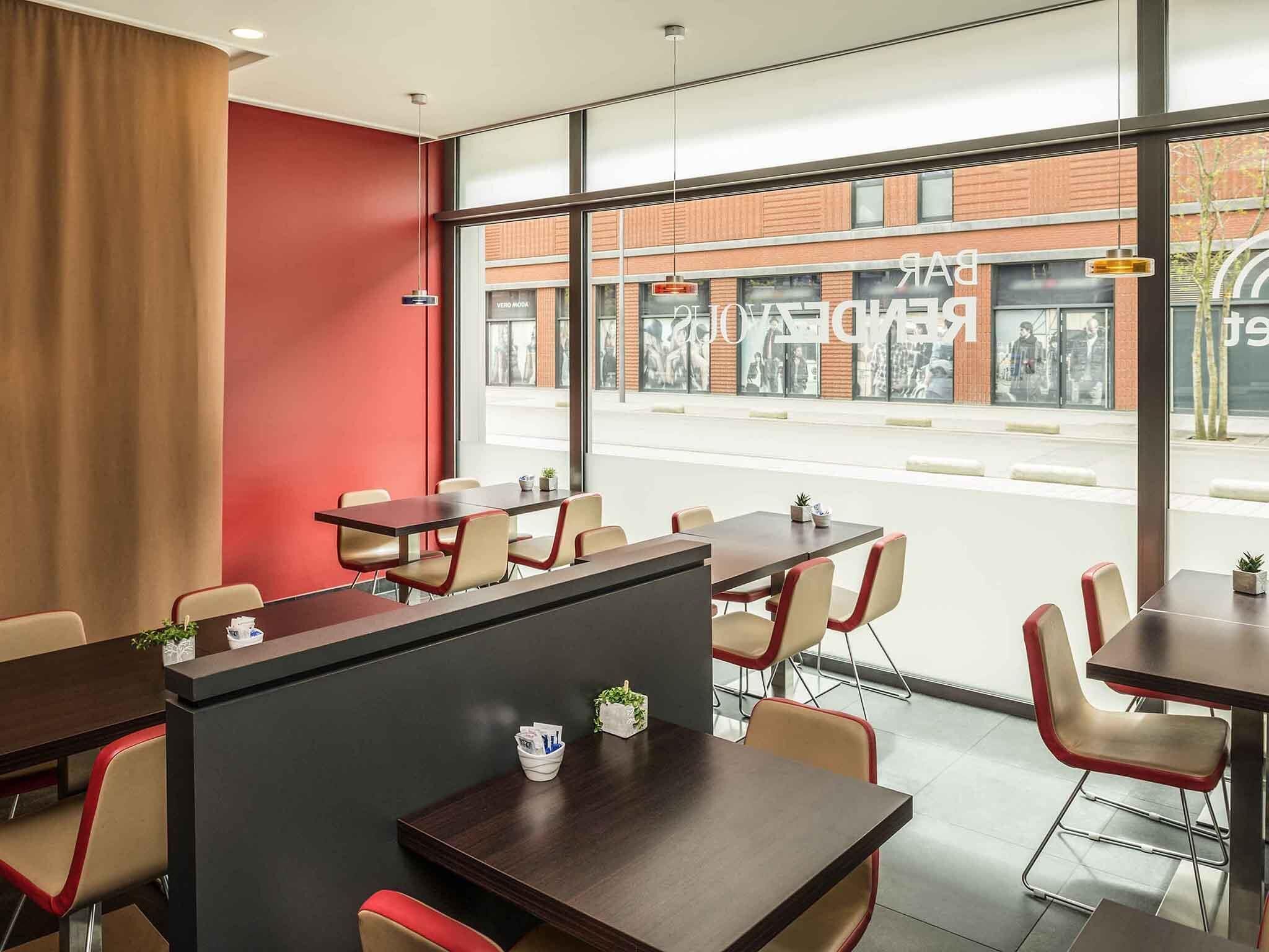 Café da manhã continental todos os dias (EUR 17.00 por pessoa) 