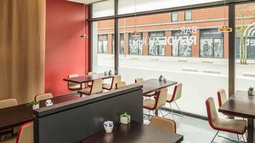 Daily continental breakfast (EUR 17.00 per person)