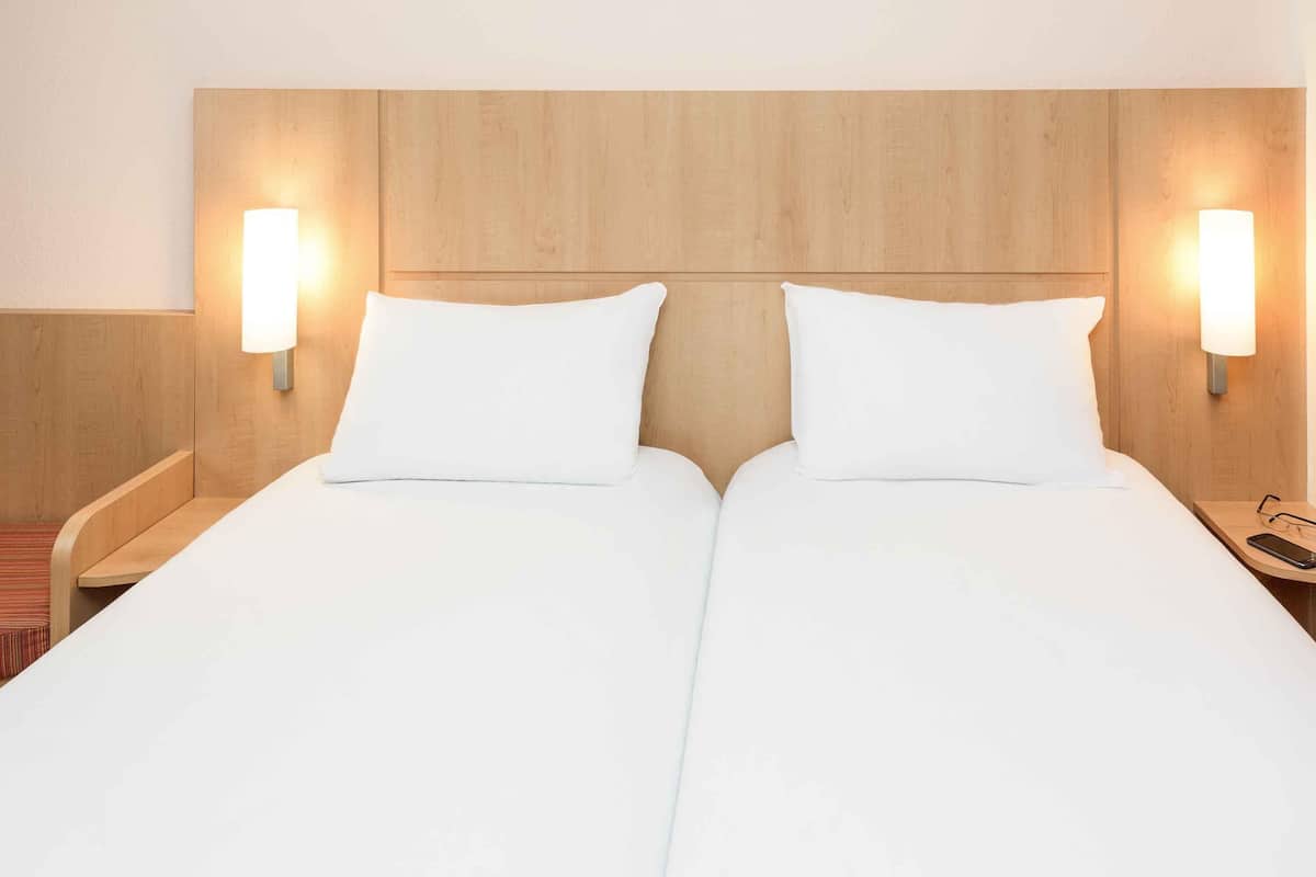 Kamar, 2 Tempat Tidur Twin | Meja kerja, setrika/meja setrika, Wi-Fi gratis, dan seprai linen