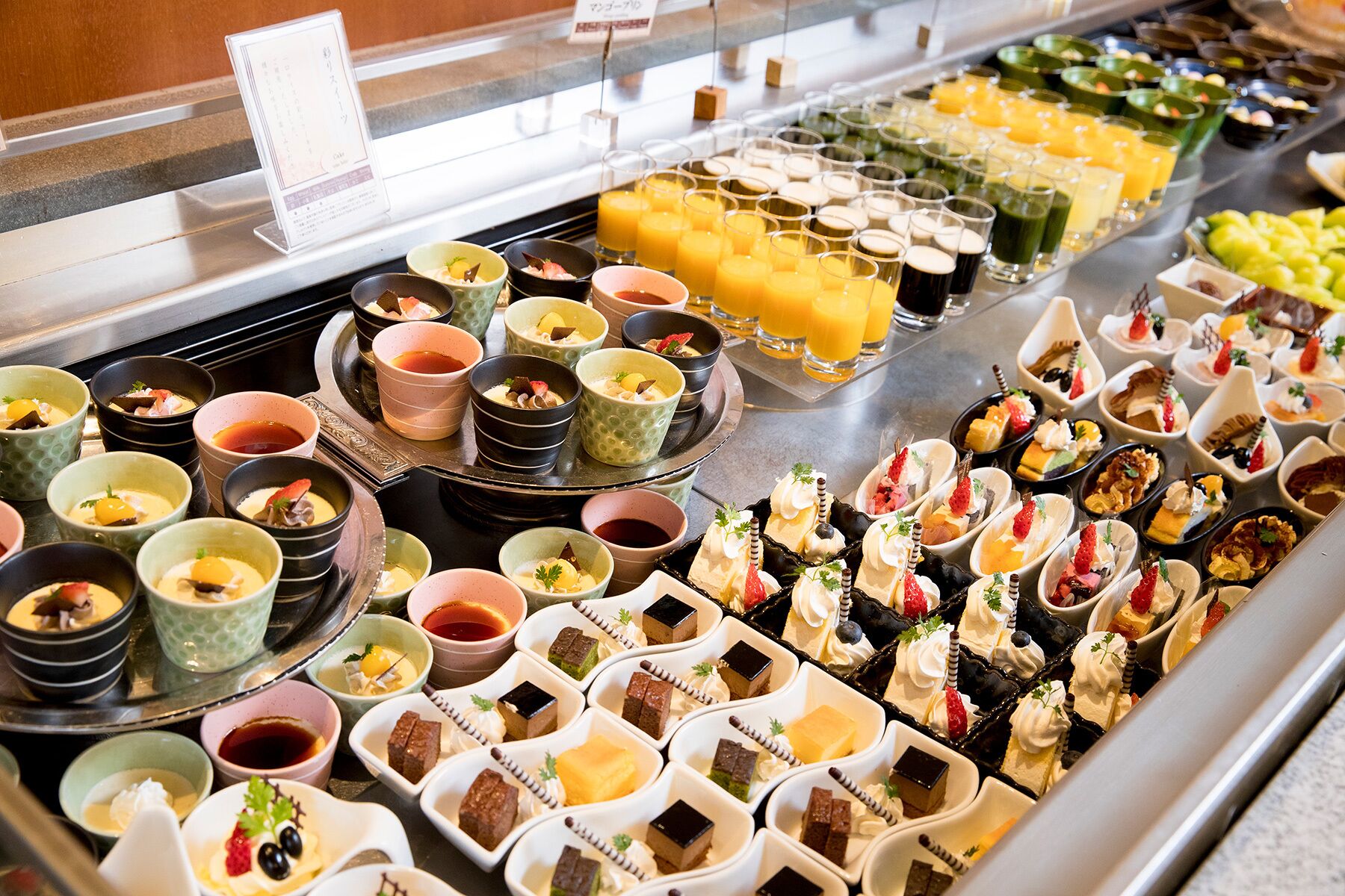 Variedad de alimentos presentados en un bufé.