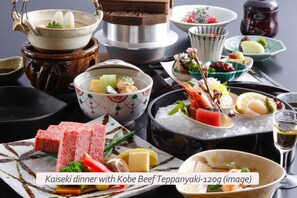 Habitación tradicional, no fumadores (Japanese Room, North, Beef Teppanyaki) | Minibar, caja fuerte, wifi gratis y ropa de cama