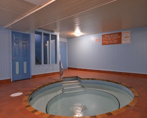 Pool - Canadas Best Value Inn & Suites Vernon (Vernon)