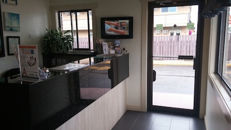 Reception. Canadas Best Value Inn & Suites Vernon