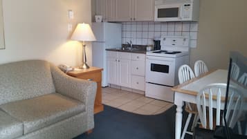 Suite, 1 cama Queen size, para no fumadores (1 Double) | Cocina privada | Refrigerador, microondas y cafetera y tetera
