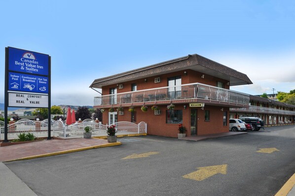 Property entrance - Canadas Best Value Inn & Suites Vernon (Vernon)