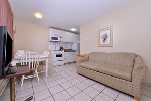 Suite, 1 Queen Bed, Non Smoking (2 Twin) | Desk, iron/ironing board, free WiFi, alarm clocks - Canadas Best Value Inn & Suites Vernon (Vernon)