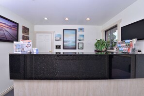 Reception - Canadas Best Value Inn & Suites Vernon (Vernon)