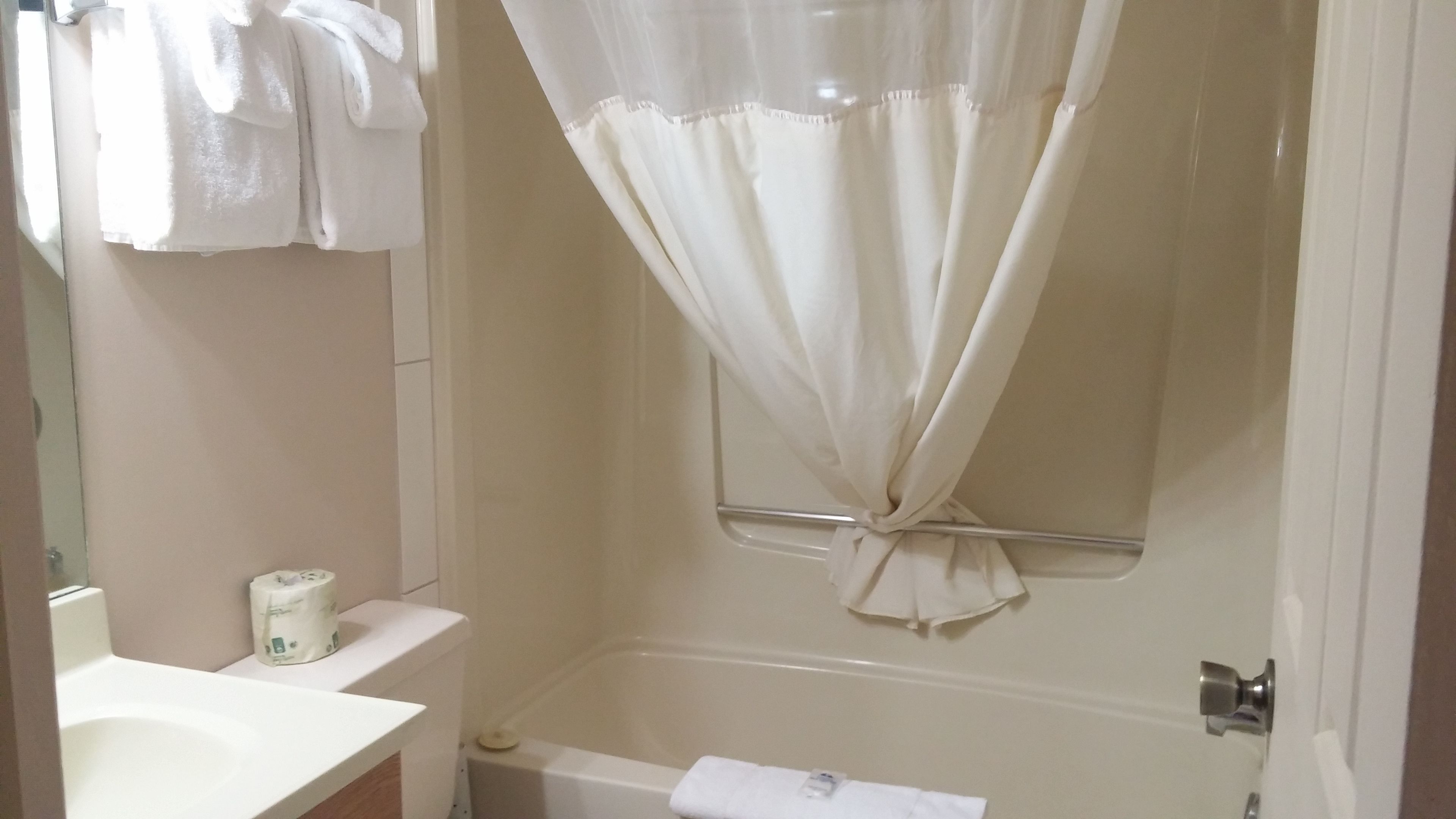Un baño con bañera, inodoro y lavabo.