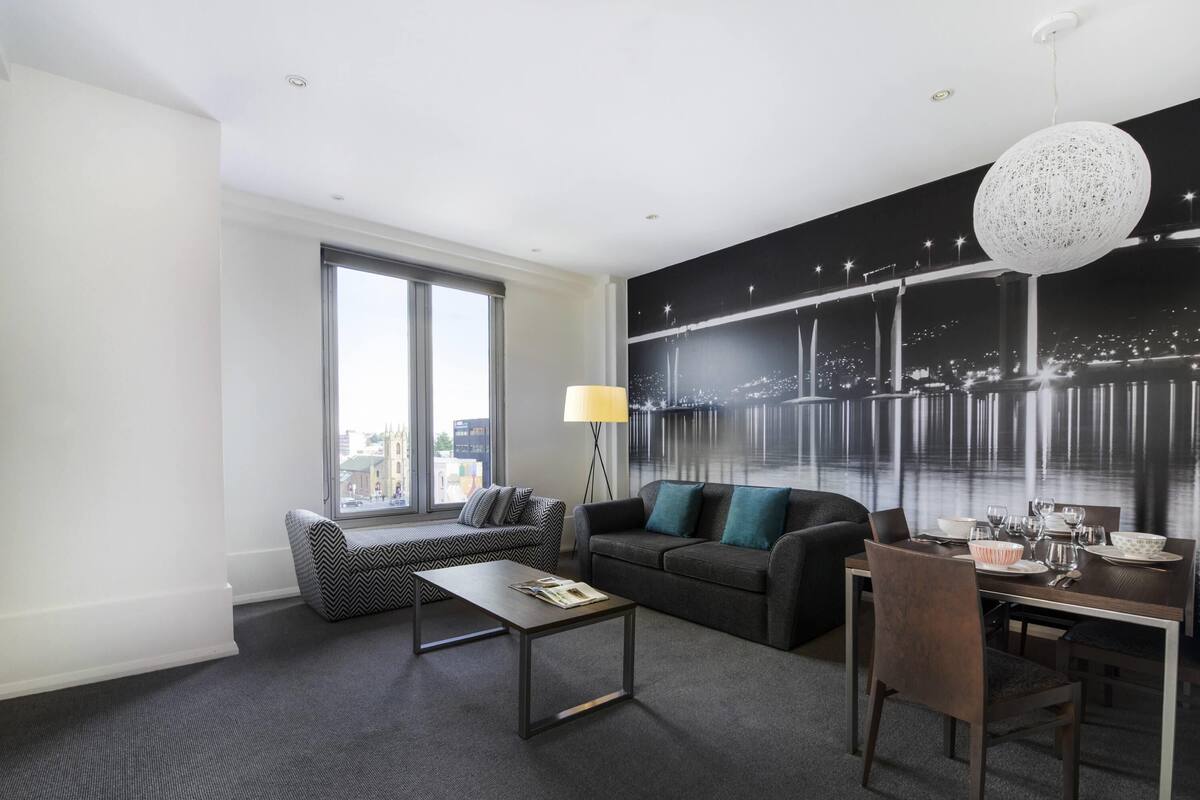 Executive Room, 1 Bedroom | Minibar, soundproofing, iron/ironing board, WiFi