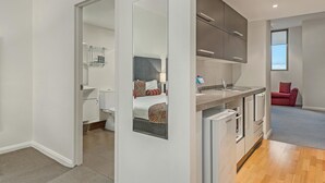 Un appartamento moderno con cucina, zona pranzo e camera da letto.
