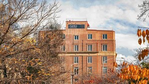 Un edificio in mattoni su più piani con un cartello che riporta 'mantara one sandy bay road'.