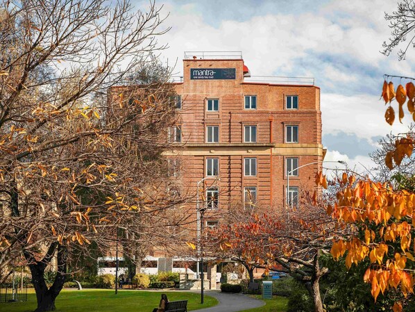 Um edifício de vários andares de tijolo com uma placa que diz 'mantara one sandy bay road'.