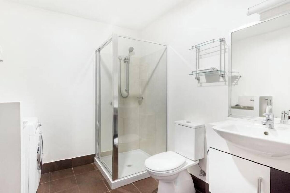 Badkamer | Een douche, een haardroger, handdoeken
