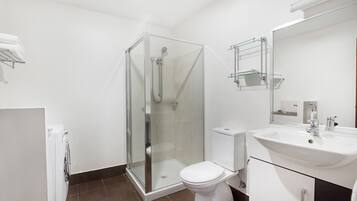 Shower, pengering rambut,  dan handuk