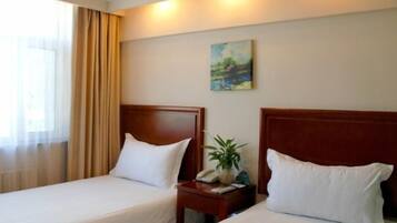 Bàn, màn/rèm cản sáng, bàn ủi/dụng cụ ủi quần áo