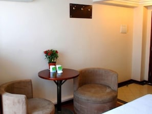 Desk, blackout drapes, iron/ironing board, free WiFi - GreenTree Inn Wulumuqi Xinhua South Road Hotel (Urumqi)