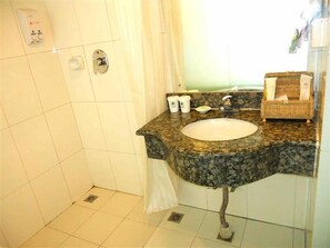 Combined shower/bathtub, free toiletries, hair dryer, slippers