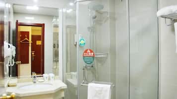 Combined shower/bathtub, free toiletries, hair dryer, slippers