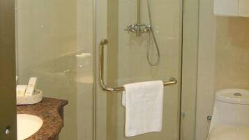 Combined shower/bathtub, free toiletries, hair dryer, slippers