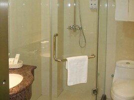 Chuveiro/banheira combinados, produtos de toalete grátis