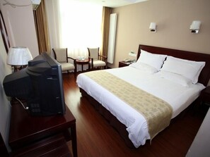 In-room safe, blackout drapes, free WiFi