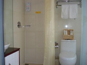 Combined shower/bathtub, free toiletries, hair dryer, slippers