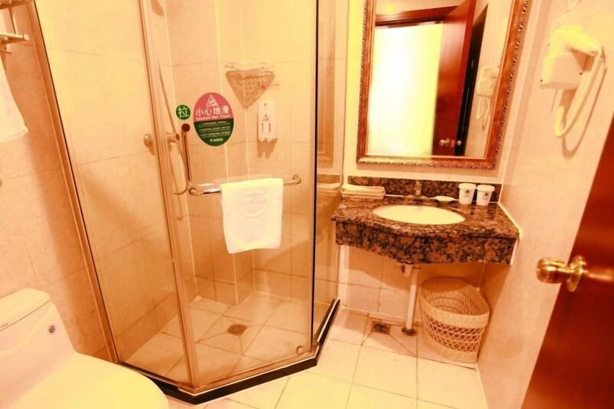 Herbergi með tvíbreiðu rúmi | Baðherbergi | Sturta, snyrtivörur án endurgjalds, hárblásari, inniskór