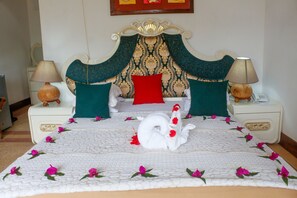 Chambre | Minibar, décoration personnalisée, bureau, rideaux occultants