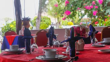 Ofereix vistes a la platja i s'hi serveixen esmorzars, dinars i sopars