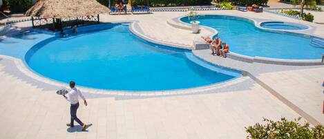 Piscine extérieure, parasols de plage, chaises longues