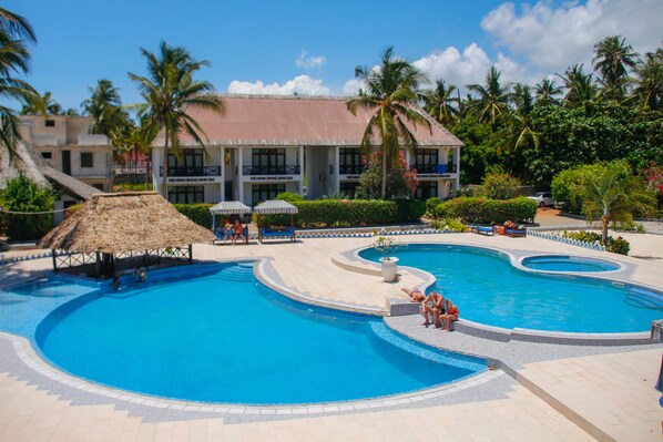 Piscine extérieure, parasols de plage, chaises longues