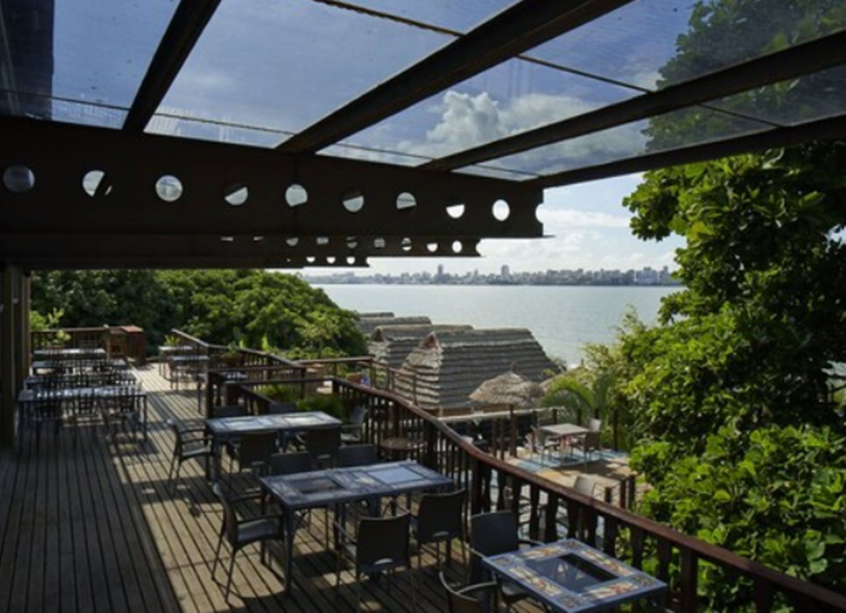 供应早餐、午餐和晚餐，海滩景观