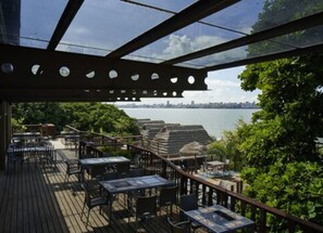 供应早餐、午餐和晚餐,海滩景观