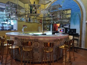 2 bars/lounges, poolside bar - Catembe Gallery Hotel (Maputo)