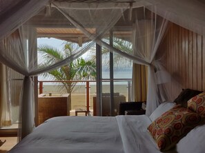 In-room safe, individually decorated, individually furnished - Catembe Gallery Hotel (Maputo)