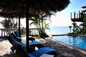 室外游泳池,池畔遮阳伞,日光浴躺椅