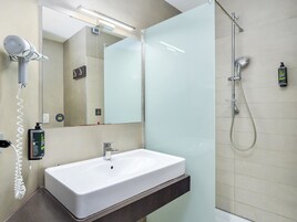 Ducha, secador de pelo, bidet, toallas