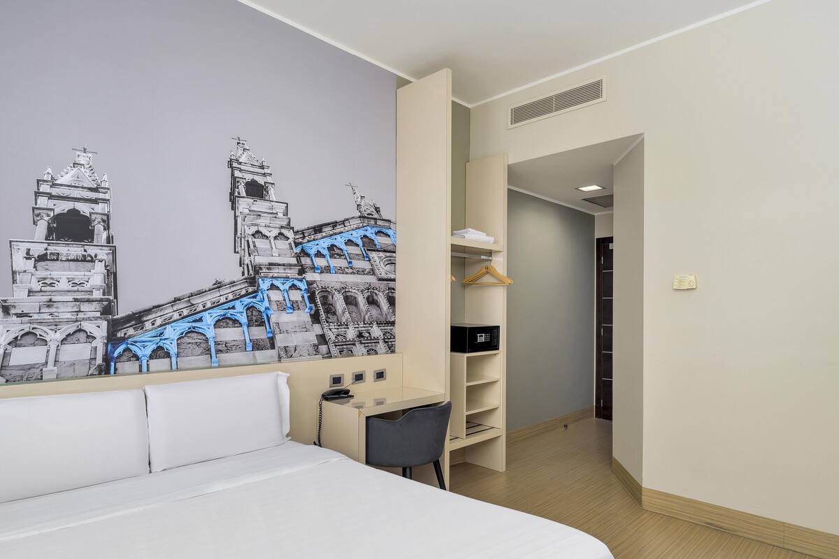 Double Room, Non Smoking | In-room safe, desk, laptop workspace, blackout curtains