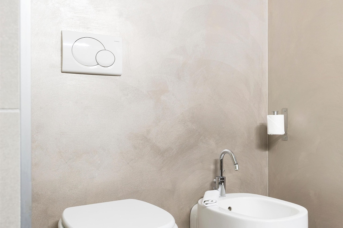 shower, hair dryer, bidet, towels