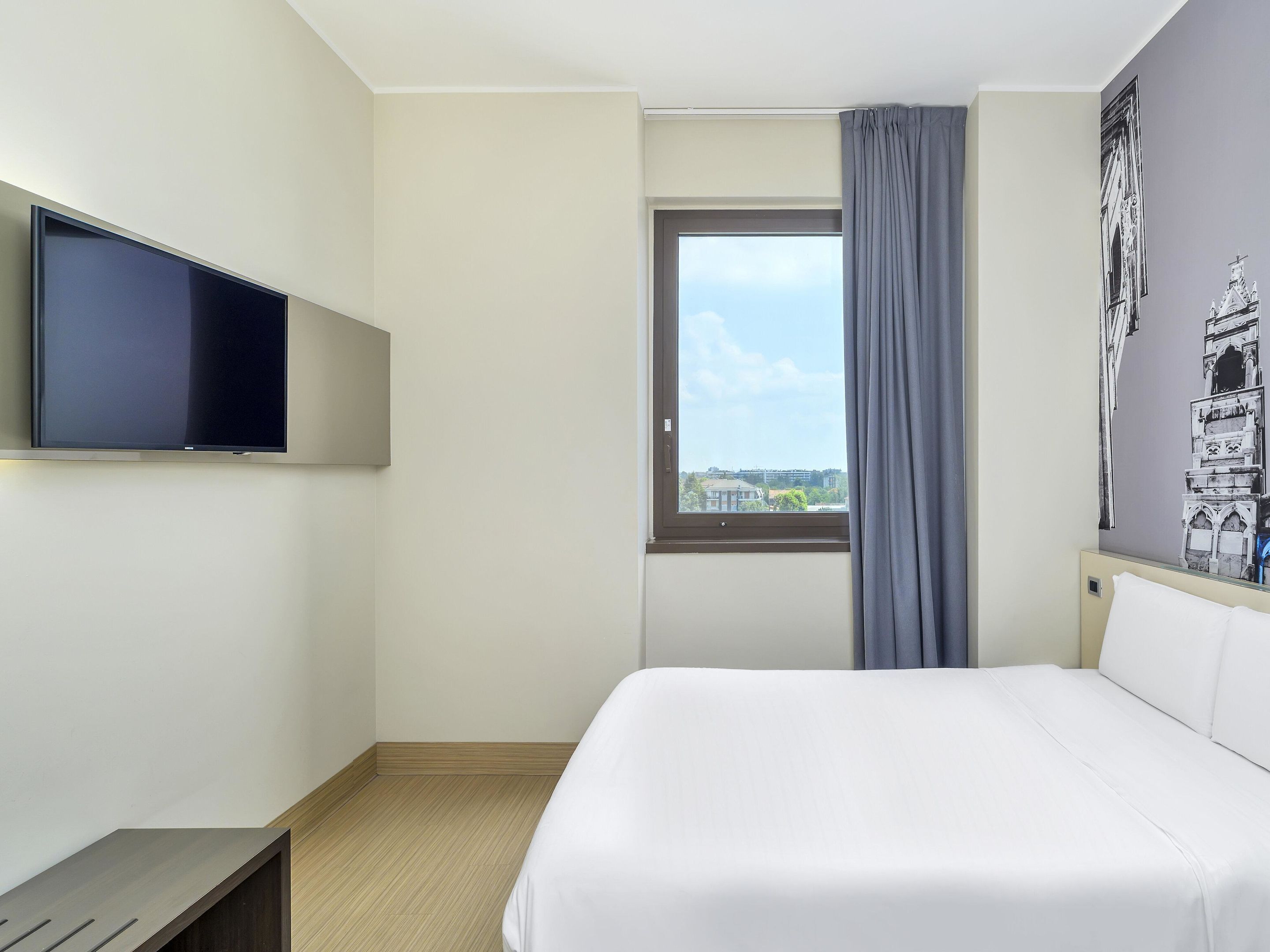 Double Room, Non Smoking | In-room safe, desk, laptop workspace, blackout drapes